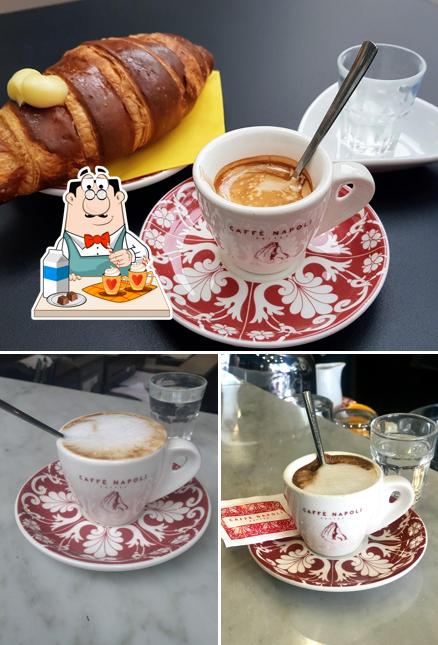 Goditi un drink a Caffè Napoli