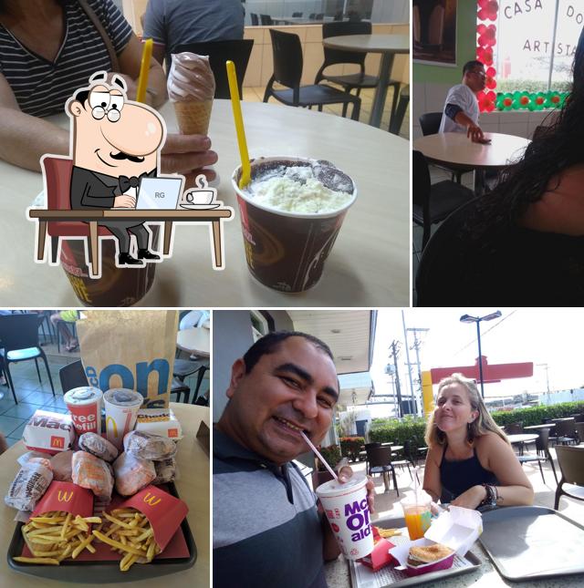 Sente em uma das mesas no McDonald's