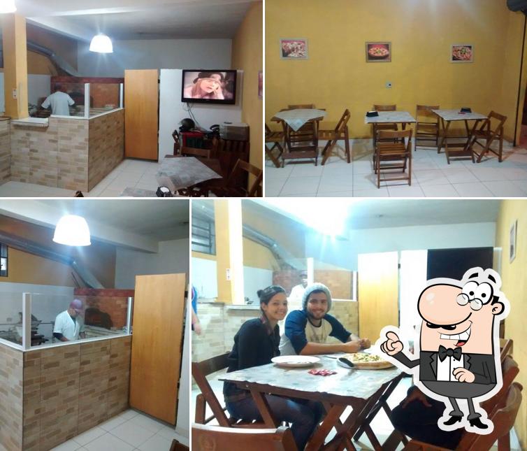 Sente em uma das mesas no Pizzaria Noobre