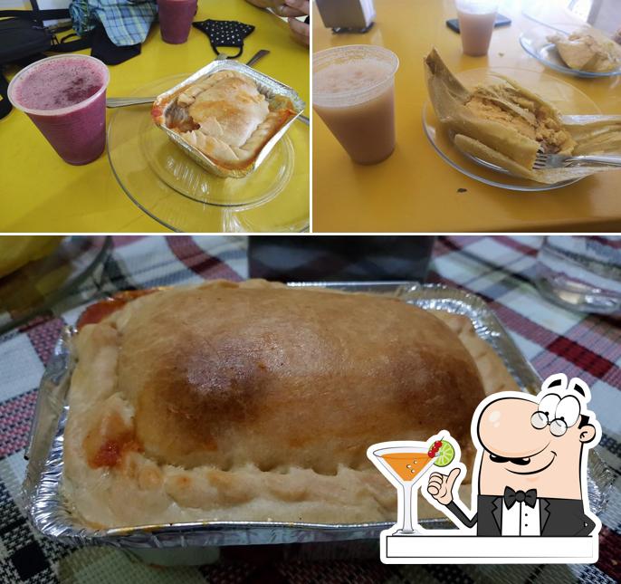 Entre diferentes coisas, bebida e comida podem ser encontrados no Pamonharia Sousa e Empadão