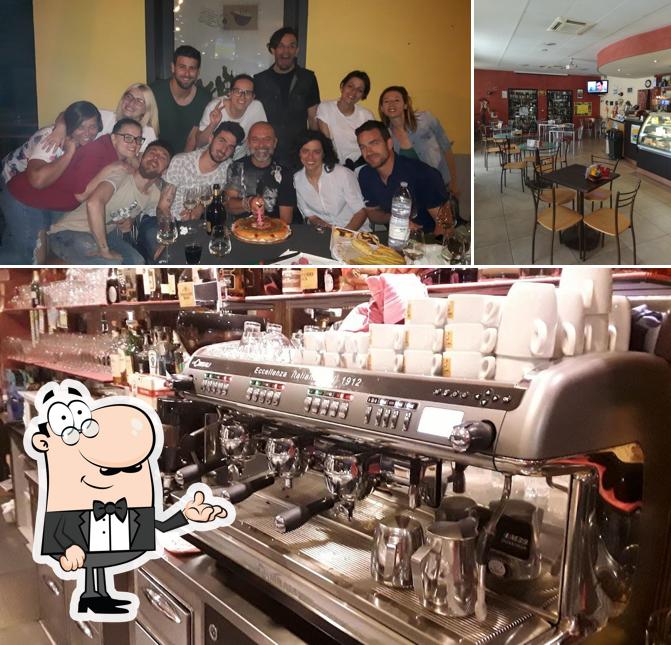 La immagine di interni e tavolo da pranzo da Caffè della posta