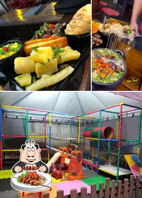 A comida e área de lazer do restaurante