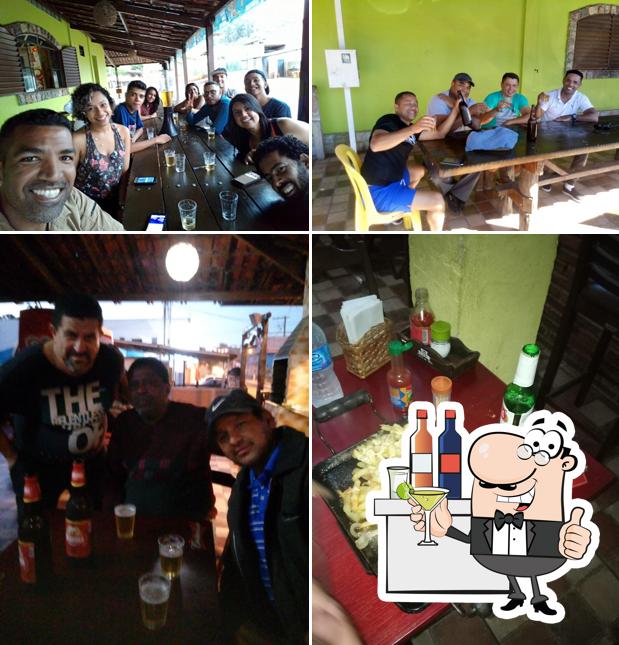 O Curral de Rico se destaca pelo balcão de bar e mesa de jantar