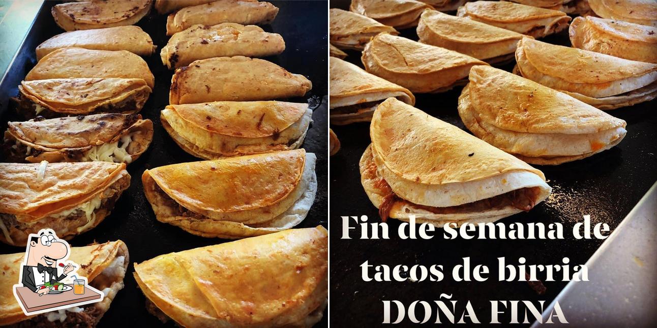 Comida en Tacos de birria doña fina