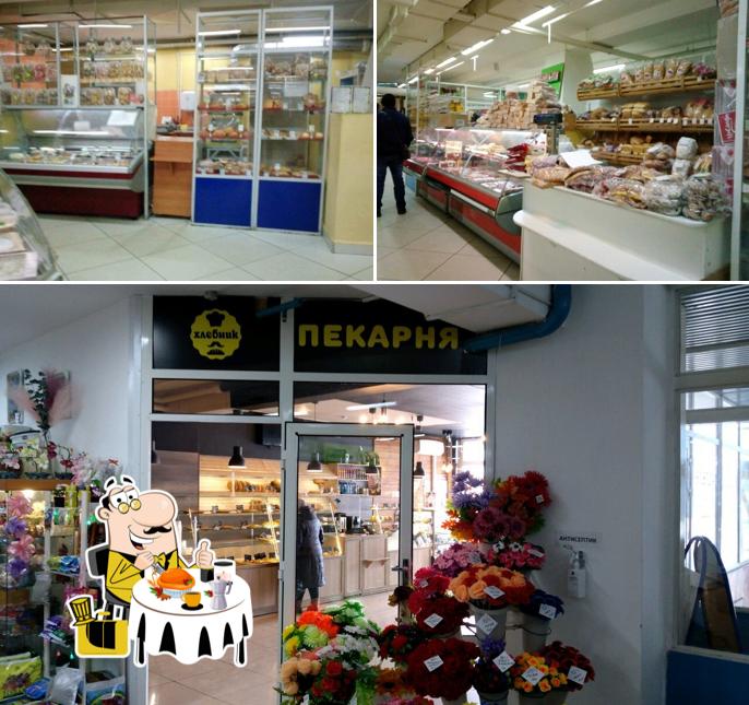 Check out the picture showing food and interior at Bulochnaya