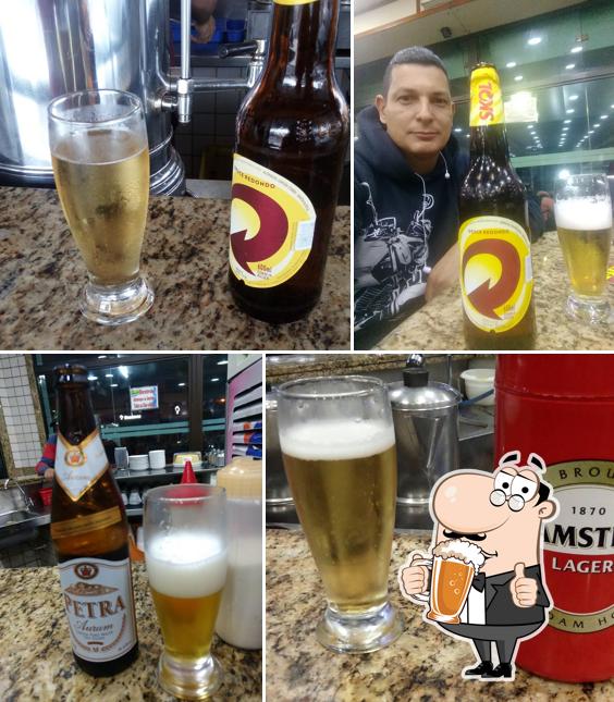 Desfute uma tulipa de cerveja leve ou escura