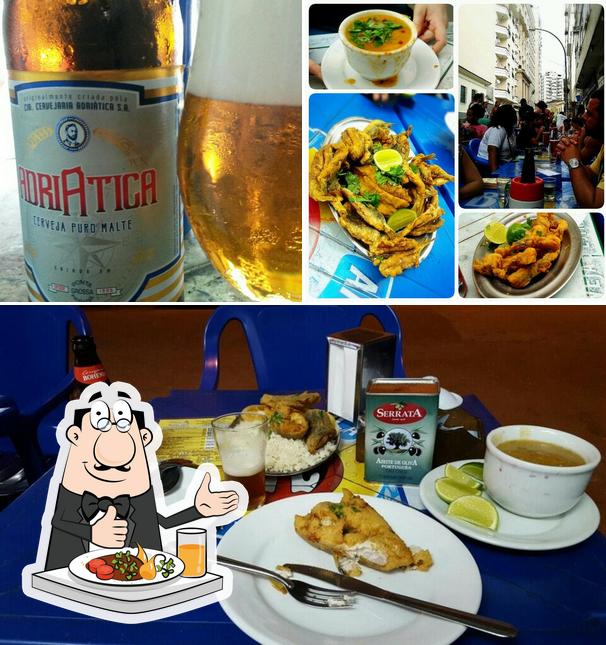 A imagem da comida e cerveja no Cia do Café