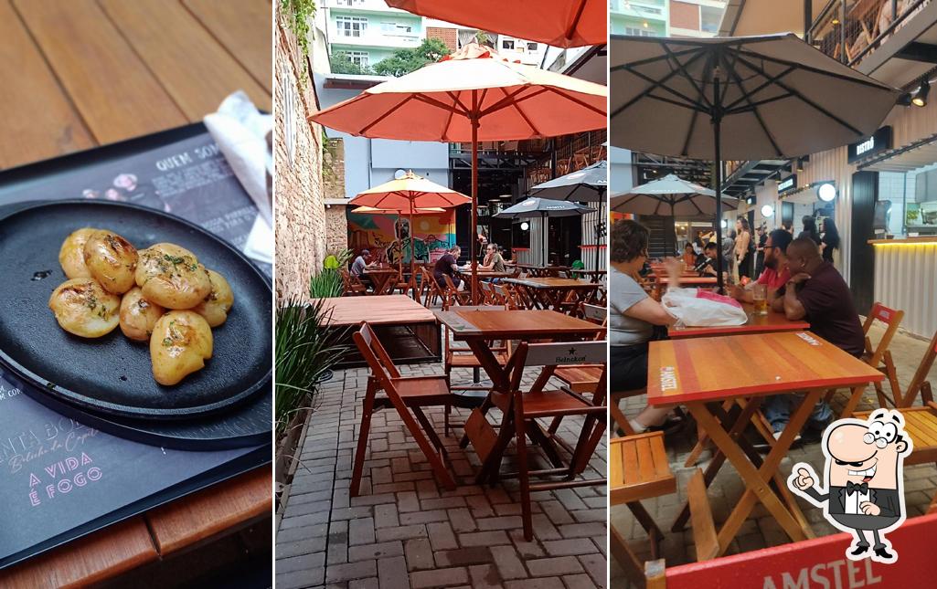 Sente em uma das mesas no UP Food Art