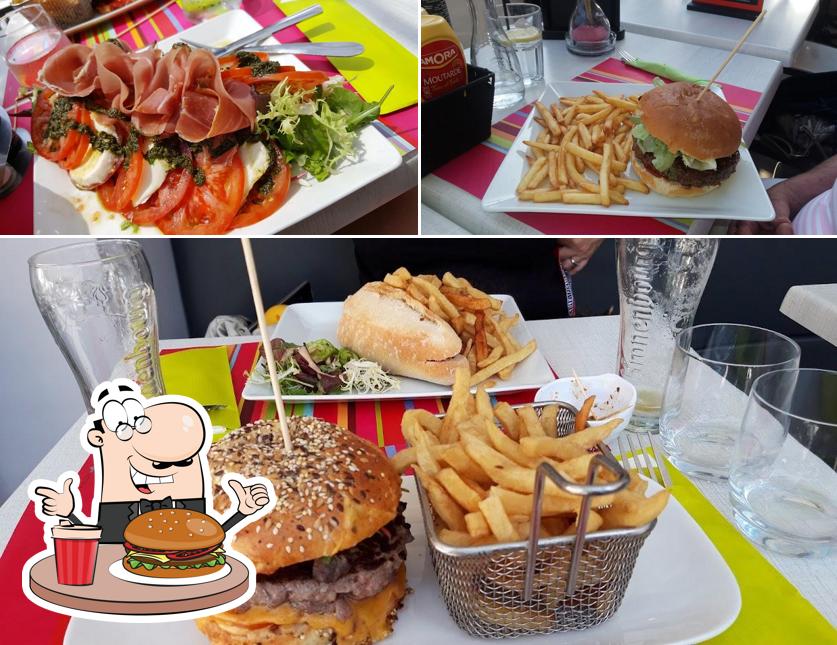 Café Maxime sert une variété d'options pour les amateurs d'hamburgers