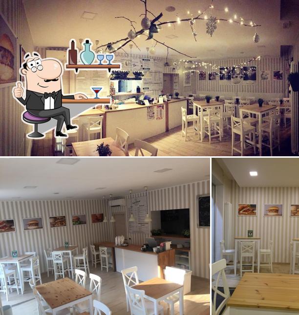 Siediti a un tavolo di Piada & Burger