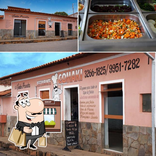 A imagem do Restaurante Comaki’s exterior e comida