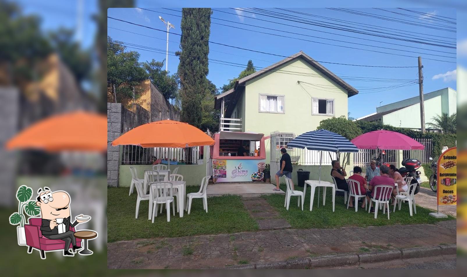 Sente em uma das mesas no Dona do Sabor