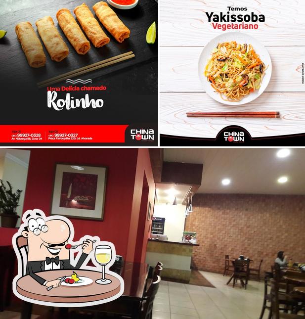 Entre diferentes coisas, comida e interior podem ser encontrados no Chinatown
