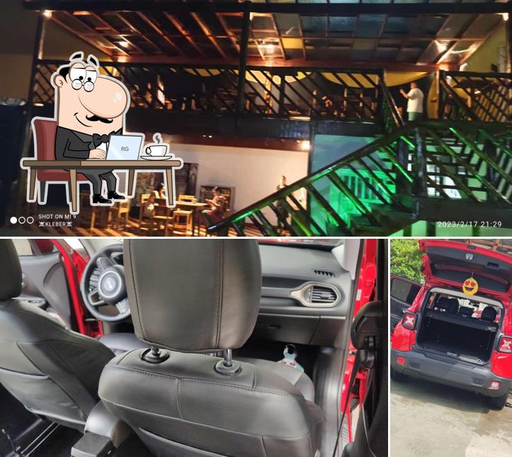 O interior do Guedes bar & grill