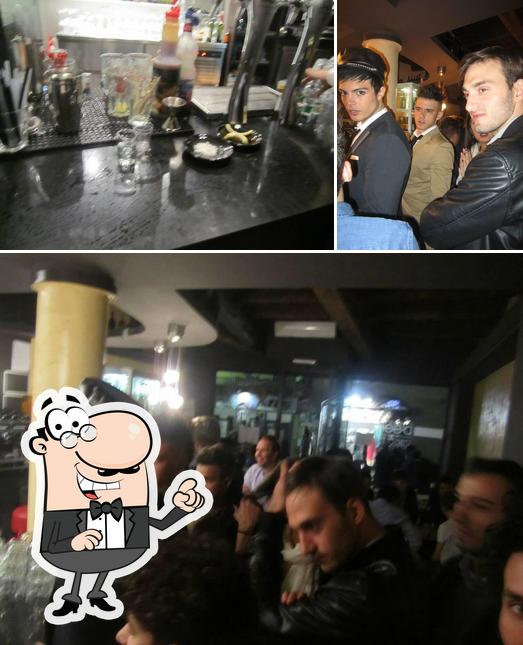 Voici l’image indiquant la intérieur et comptoir de bar sur d'oor