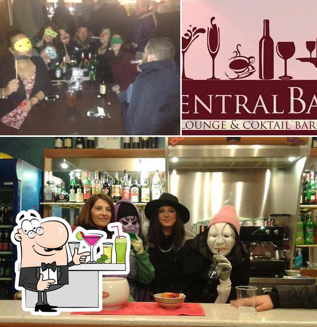 La immagine di bancone da bar e bevanda da Central Lounge Bar