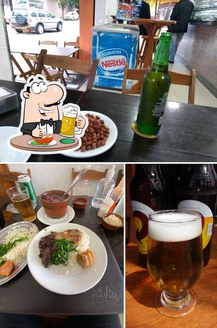 Desfute um copo de cerveja leve ou escura