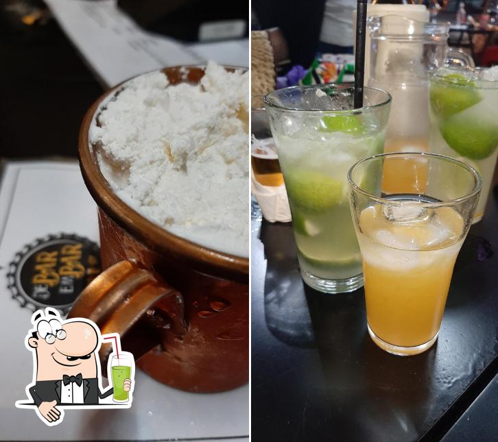 De Bar Em Bar - Praia Seca serve um número de drinques