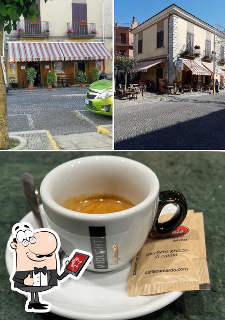 Guarda la foto che mostra la esterno e bevanda di Bar Italia di Pietro Riccio