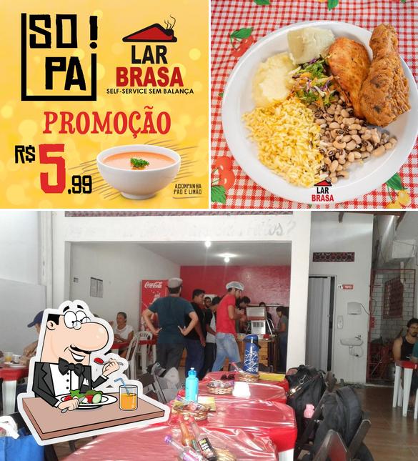 Entre diferentes coisas, comida e interior podem ser encontrados no Larbrasa Restaurante Self-Service