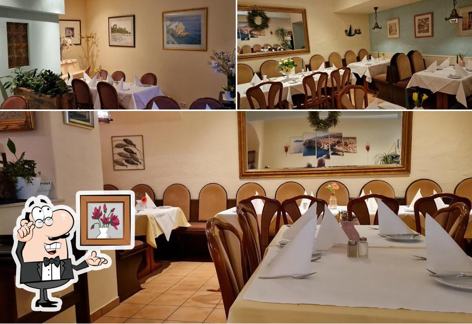Installez-vous à l'une des tables de Fischhaus