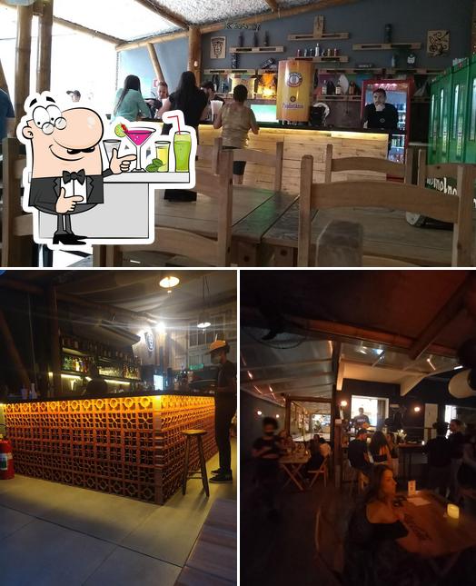 A foto do Cola na Base’s balcão de bar e interior