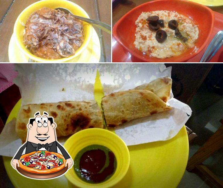 Pick pizza at Gaaf Cafe