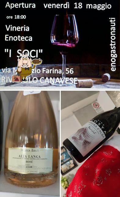 È gradevole prendersi un bicchiere di vino a Bataclan Café