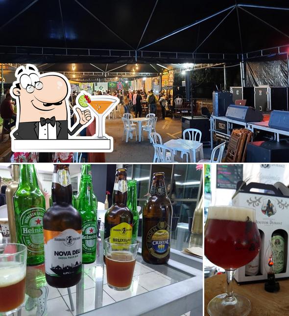 Esta é a foto mostrando bebida e interior no Deguste Petrópolis Feira de Cerveja Artesanal