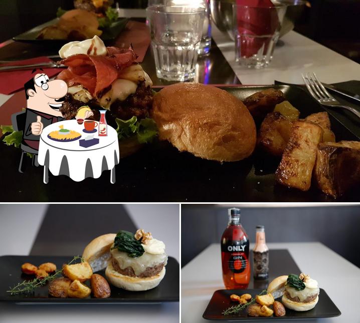 Concediti un bell'hamburger a Formosa Cafe