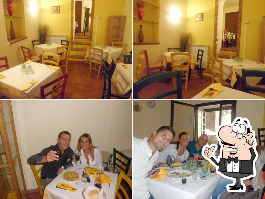 La immagine di interni e tavolo da pranzo da Osteria Del Borgo