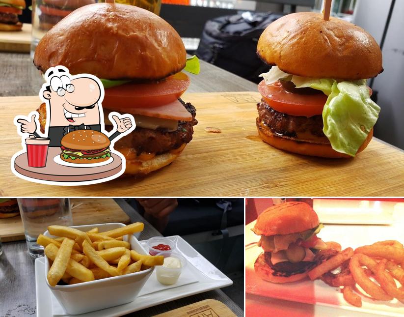 Prueba una hamburguesa en Houston Avenue Bar & Grill