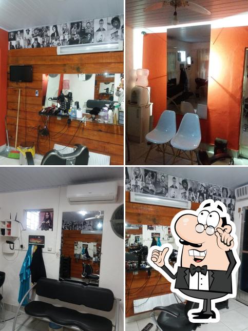 Sente em uma das mesas no Pizzaria e Sorveteria Zé Lúcio