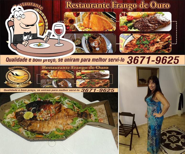 Confira a foto mostrando comida e interior no Restaurante Frango de Ouro