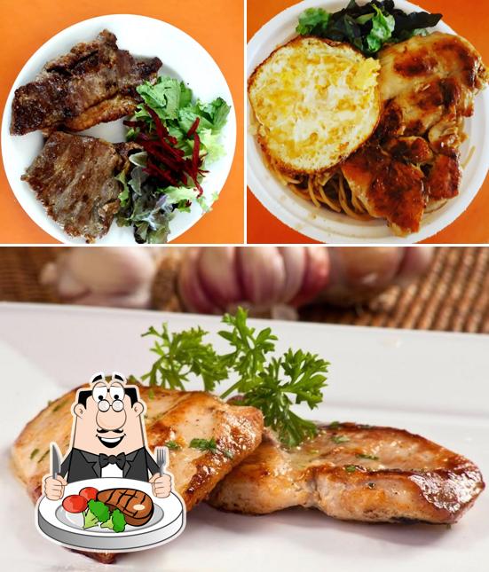Peça pratos de carne do menu