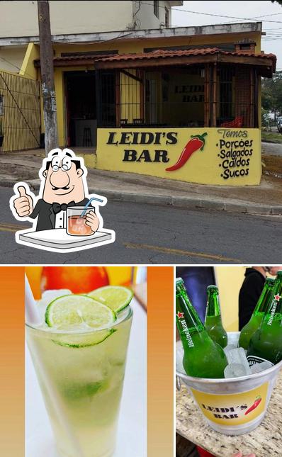 Entre diversos coisas, bebida e exterior podem ser encontrados no Leidi's Bar