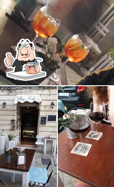 Bar — Cafè se distingue par sa boire et intérieur