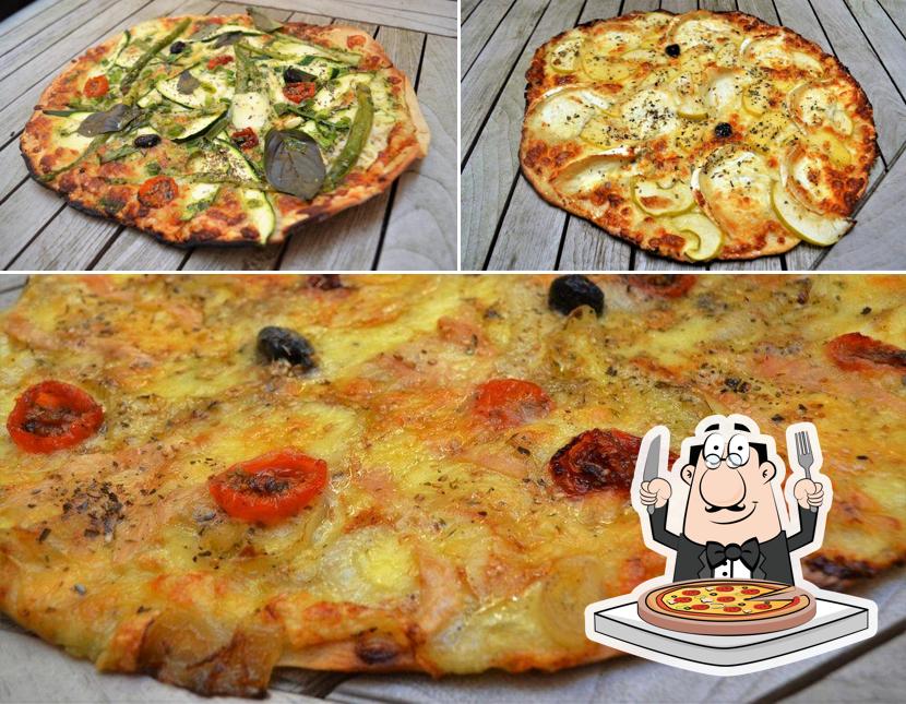 At Au Four à Bois, you can enjoy pizza