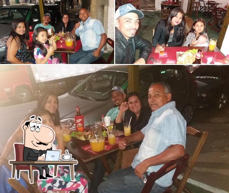 Sente em uma das mesas no Farol Bar