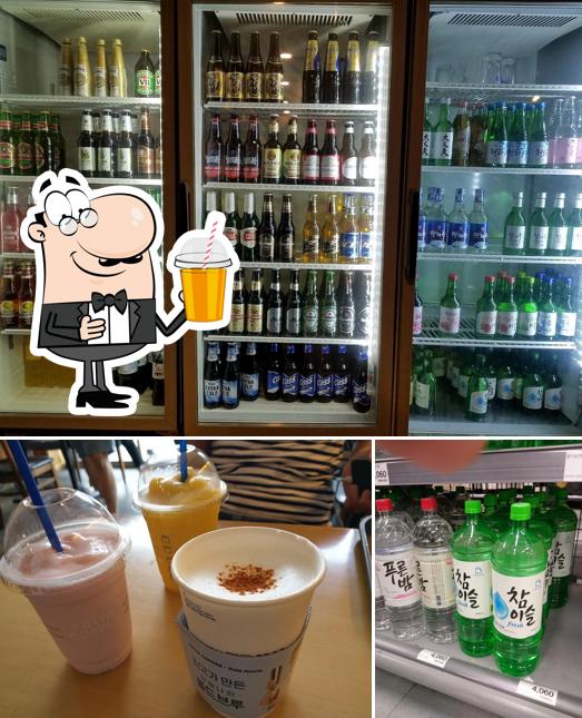 Disfrutra de una bebida en Jogae Changgo (Shellfish Warehouse)