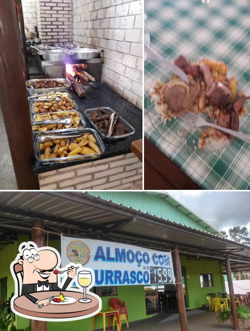 Entre diversos coisas, comida e exterior podem ser encontrados no Costelão Restaurante