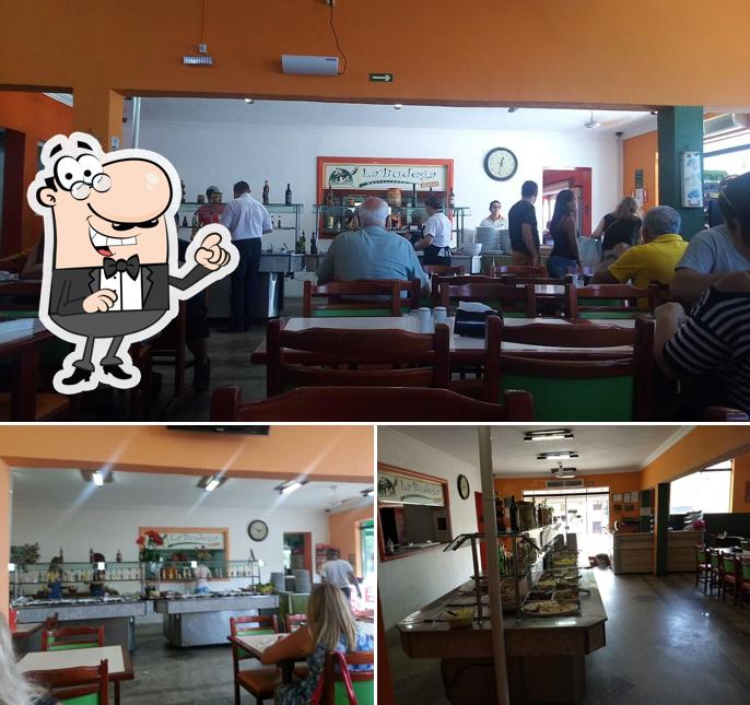 Sente em uma das mesas no La Budega Grill e Restaurante