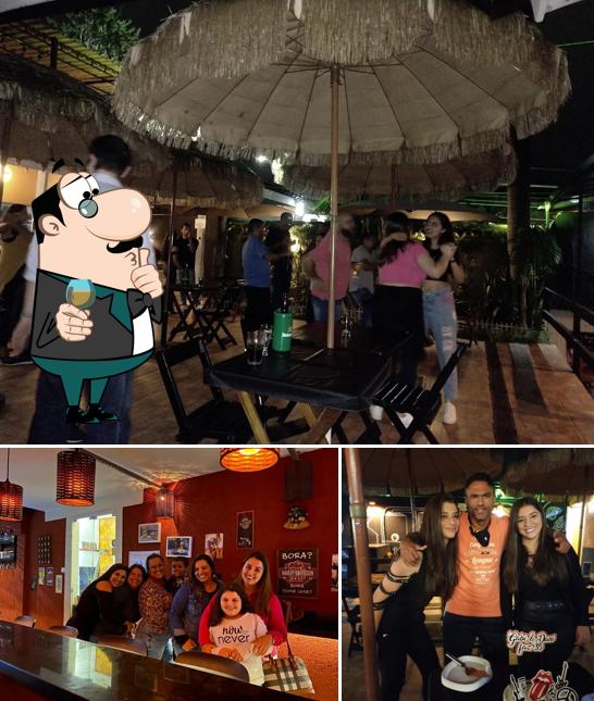 A balcão de bar e interior do restaurante