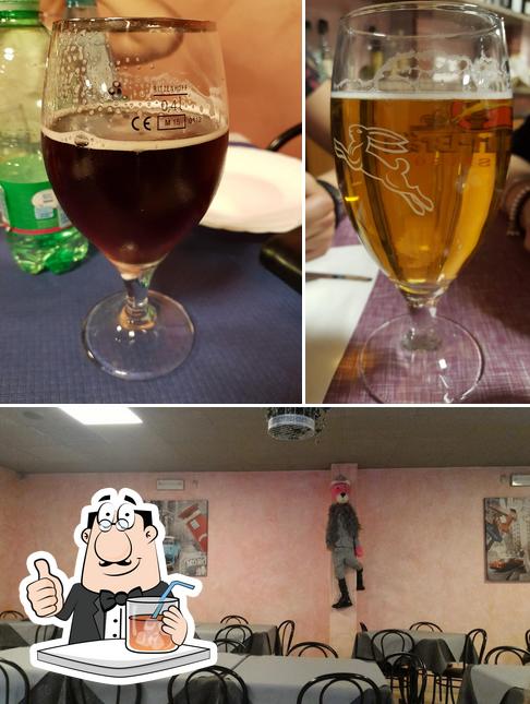 Questa è la immagine che raffigura la bevanda e interni di La Pantera Rosa Pizzeria Ristorante