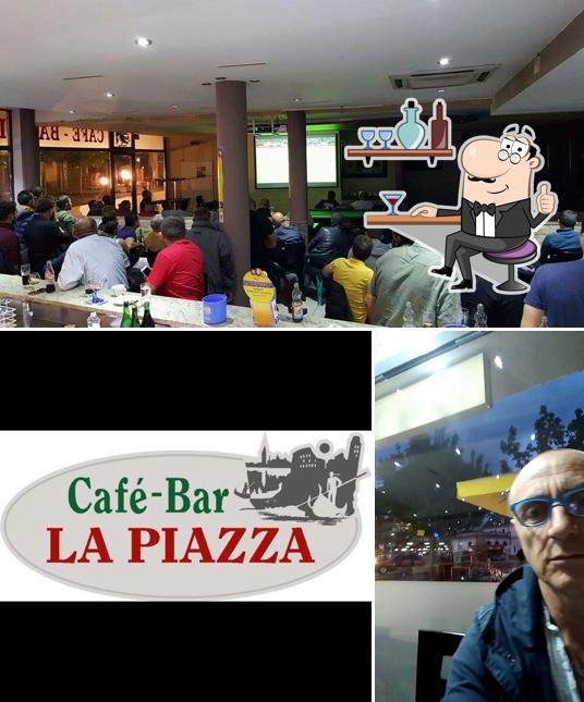 Installez-vous à l'une des tables de Café Bar La Piazza
