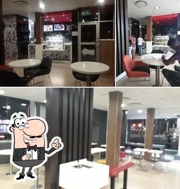 L'intérieur de McDonald's East London Vincent Drive-Thru