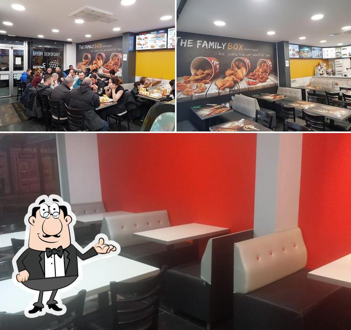Installez-vous à l'une des tables de Poulet Resto