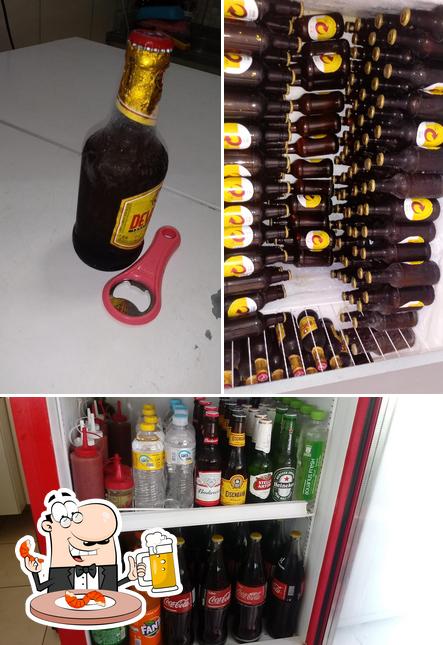 Desfute um copo de cerveja leve ou escura