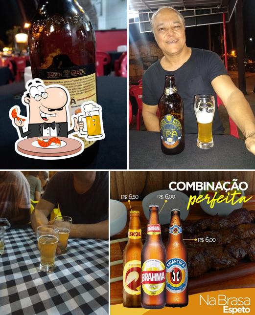 Desfute um copo de cerveja leve ou escura