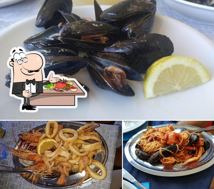 I clienti di Ristorante Pizzeria Vela Blu possono godersi vari pasti di mare